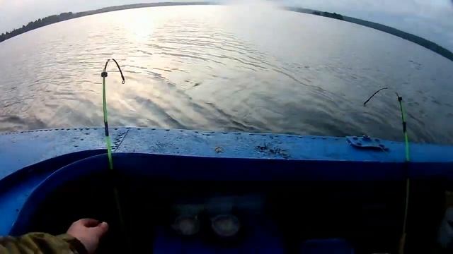 Лещевая рыбалка с лодки Ловля леща на кольцо и бортовые удочки смотреть онлайн