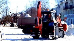 Трактор МТЗ-82 фронтальный погрузчик, погрузка трактора с телегой и ЗИЛ снегом.