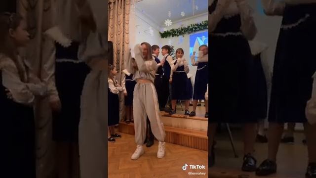 Чуть не наступила на мальчика! Детский хор танцует Модный танец АРАМ ЗАМ ЗАМ. Тик Ток тренды, музык