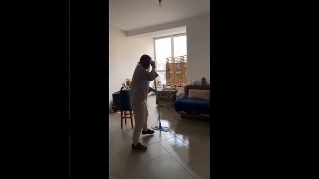 Как быстро, без шума и пыли собрать шерсть животных , помыть идеально темный кафельный пол смотреть онлайн