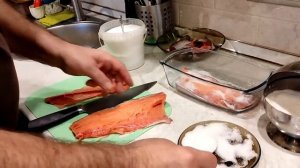 Горбуша солёная под прессом.