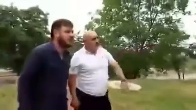 Префект Октябрьского района г.Грозного Тимур Шахгириев обходит и анализирует ход работы.