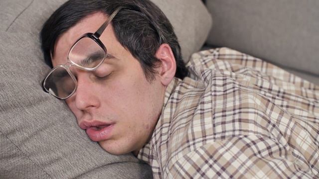 ВОТ КАК ПОЛОЖЕНИЕ ВО ВРЕМЯ СНА МОЖЕТ ПОВЛИЯТЬ НА ВАШУ КОЖУ смотреть онлайн