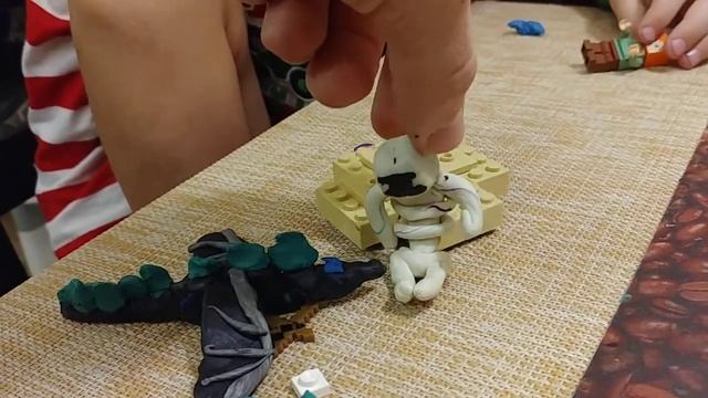 Тимур лепит Эндер дракона и Скелета из Майнкрафта смотреть онлайн