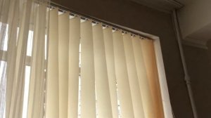 Установка вертикальных жалюзи в школе. Вертикальные жалюзи бежевого цвета.