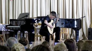 Юный виртуоз гитары