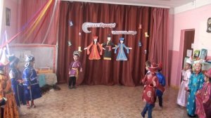 Дефиле в бурятских национальных костюмах (старшая группа)