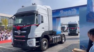 Именно так проходит церемония выдачи седельных тягачей на заводе Dongfeng Motor Corporation!