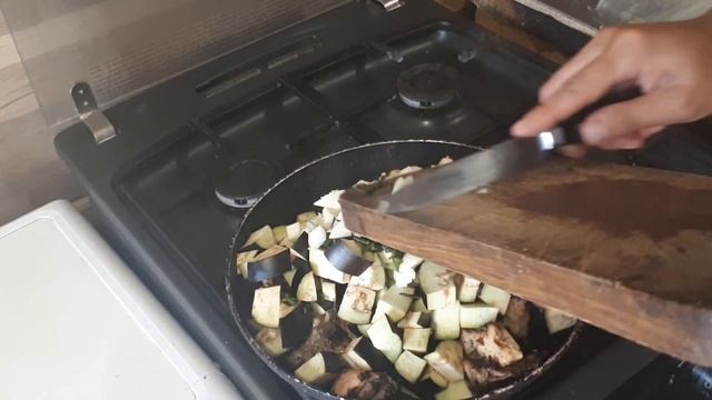 Тушеные баклажаны с куриной грудкой, жареным сыром и тархуном!