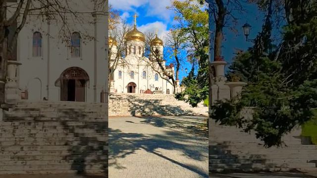 Гуляем около Спасского собора в центре Пятигорска