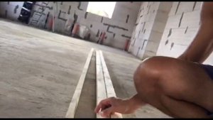 Плоская кровля по деревянным балкам.