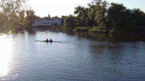 байдарки на воде. пейзаж с закатом и рекой. kayaks on the water. landscape with sunset and river.