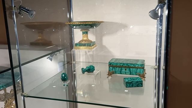 ЕМИИ: Камнерезное и ювелирное искусство уральских мастеров