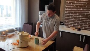 Вечная соковыжималка из СССР передалась из поколения в поколения - морковно-яблочный сок от Ильзата