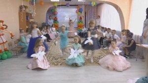 Танец с голубями в детском саду, танец девочек