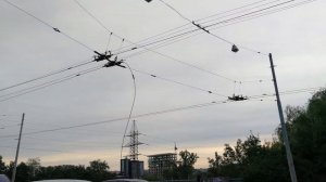 Разорванный троллейбусный кабель на дороге, Львов