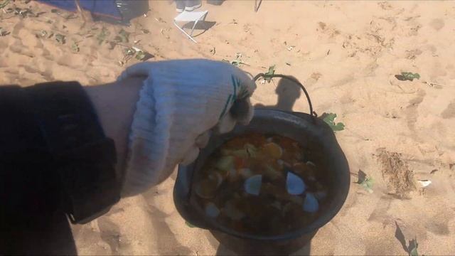 Рыбалка на Вятке 06/2020. НА СЕТИ не рыбачим. Учимся на фидер. Приготовили супец. Покатались на Нив смотреть онлайн