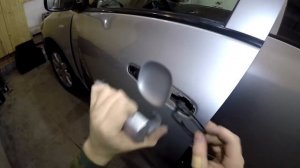Снимаем дверную ручку передних дверей Toyota Corolla 2006-2013 год