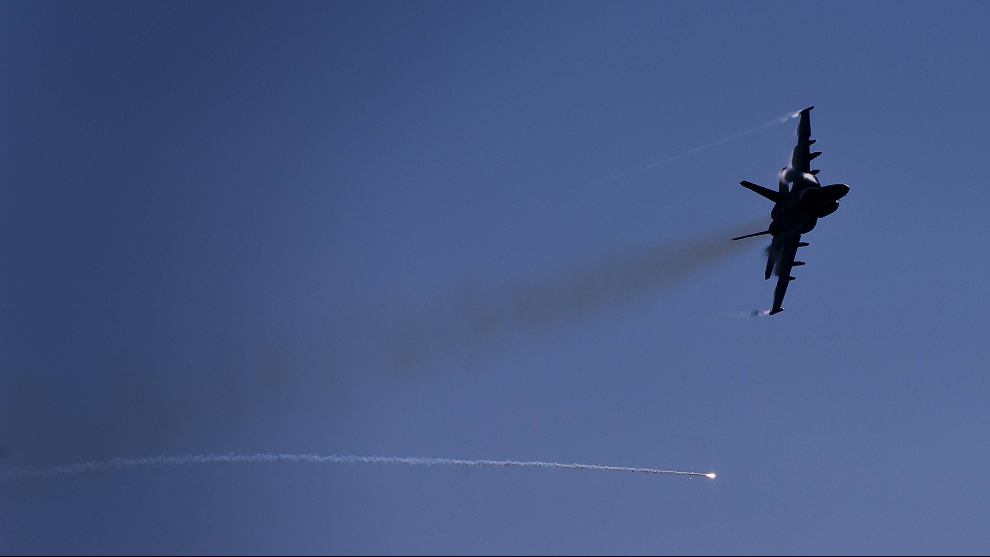 Как законтрить F-16 Viper на F-18 Hornet