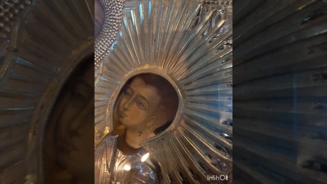 Мироточащая икона Богородицы "Тихвинской" из Успенского собора Троице-Сергиевой Лавры.