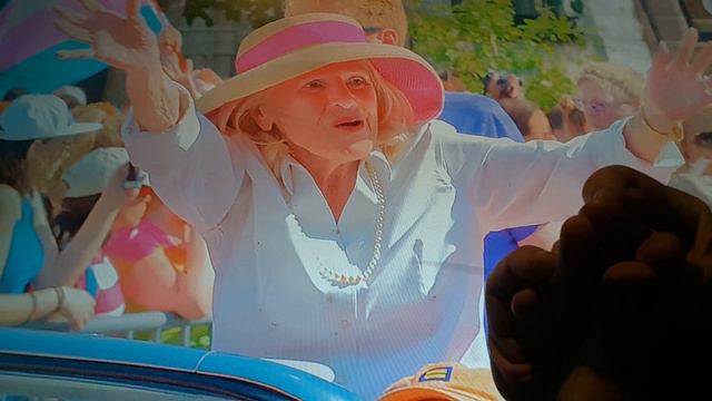 Horacio the handsnake - Edith "Edie" Windsor смотреть онлайн