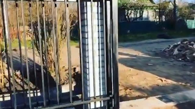 Откатные ворота с элементами ковки