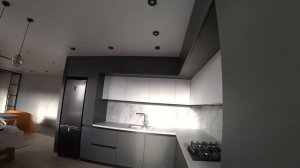 Обзор угловой Кухни с антресолями под самый потолок. Кухня современном дизайне с фасадами из мдф