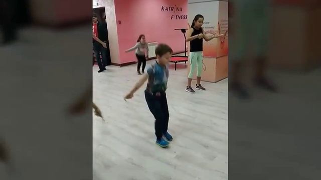 Джампинг, детская тренировка на батуте. Здорово, весело а главное полезно ?