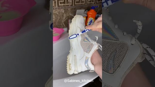 Отмываем белую подошву

Лови Лайфхак