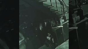 На камерах видеонаблюдения заметили устрашающую фигуру, которая прят