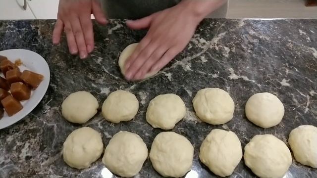 Сдобные домашние булочки с начинкой. Булочки Милашки с конфетами коровка. Булочки с посыпкой.