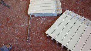 Откручиваем секцию радиатора отопления с усилием