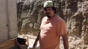 Цокольный этаж готов. Строительство на склоне. Дом с цокольным этажом, ровные монолитные стены