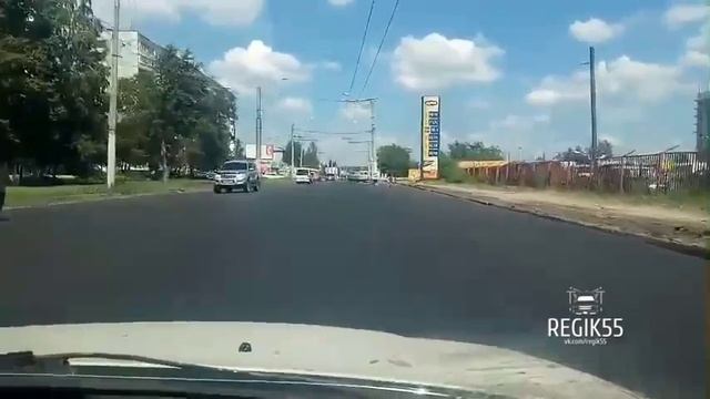 Столб посреди дороги на Сибирском проспекте в Омске смотреть онлайн