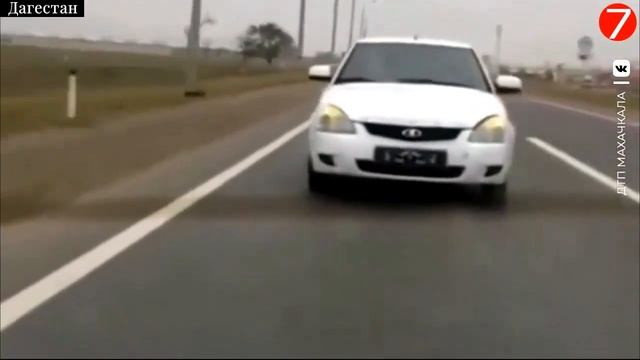 Страшное ДТП В Дагестане приора влетела в отбойник. смотреть онлайн