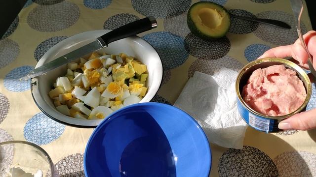 Салат с тунцом и авокадо смотреть онлайн