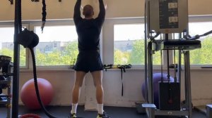 Приседания с броском мяча об стену