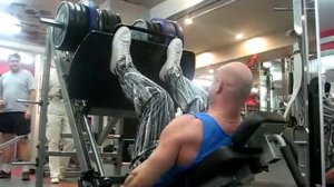 №11. Жим ногами в тренажере / incline leg press 800 lbs save style 8 reps