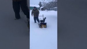 Снегоуборщик чемпион st656хороший помощник