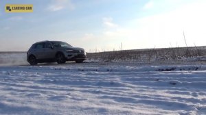 Volkswagen Tiguan зимой на проселочной дороге