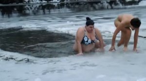 Купанье в проруби / Купання в ополонці