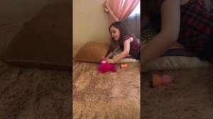 Маленькая Ева показывает свою комнату