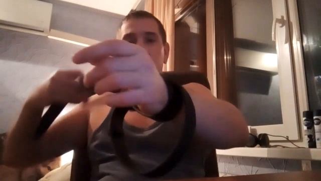 Связываем пленника брючным ремнем смотреть онлайн