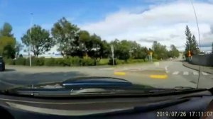 Осенью в дождливый серый день проскакал по городу  олень