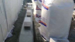 Укладка первых блоков и косячный уровень. Дилетантам важно посмотреть
