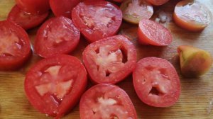 Кета запеченная под помидорами и сыром