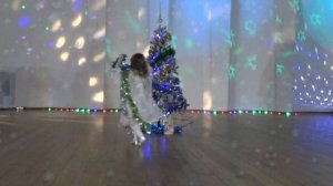 СНЕЖНЫЕ БАБОЧКИ танец - исполняет Софья Васильева (5 лет)