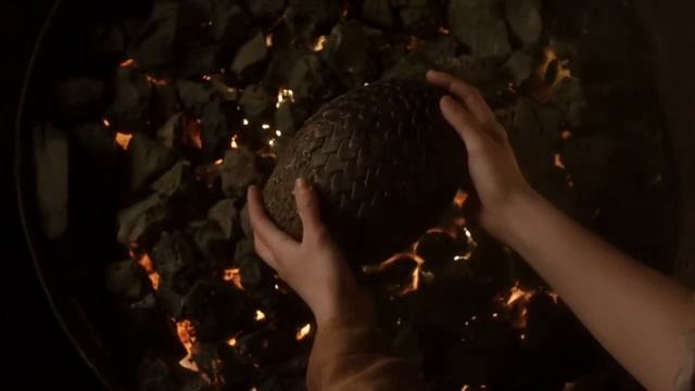 Дейенерис нагревает драконье яйцо смотреть онлайн