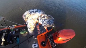 Ищем рыбу эхолотом Lowrance HDS 16, видно каждую корягу