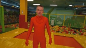 Экстремальные КАМУФЛЯЖНЫЕ Прятки От Охраны Ночью в Батутном Центре